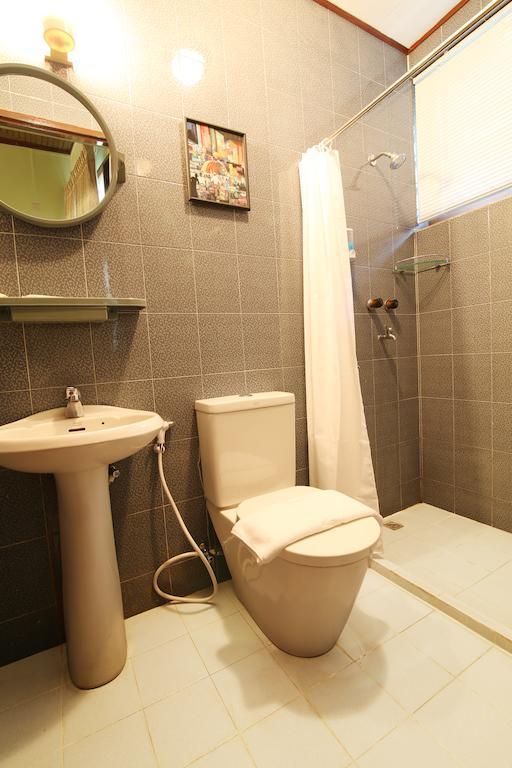 Hundred Moon Hotel Yangon Room photo